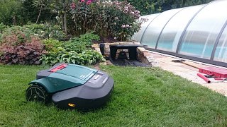 RS model s originalnim domeckem Robomow- instalace 2016.JPG